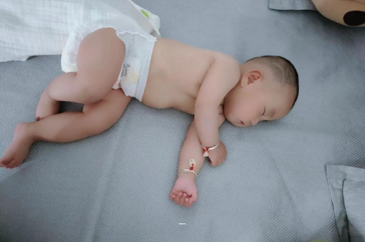 开平五个月宝宝拇指内扣 开平五个月宝宝拇指内扣